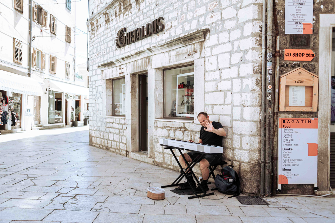 Poznato lice iz kulinarskih TV emisija nevolja je, zbog jedne žene, učinila uličnim sviračem