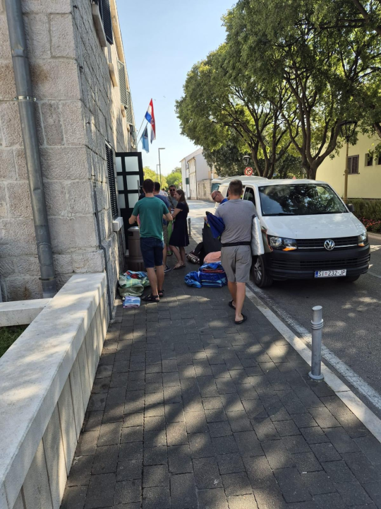 Vodički komunalci pokupili sve ručnike kojima kupači rezerviraju mjesto na plaži