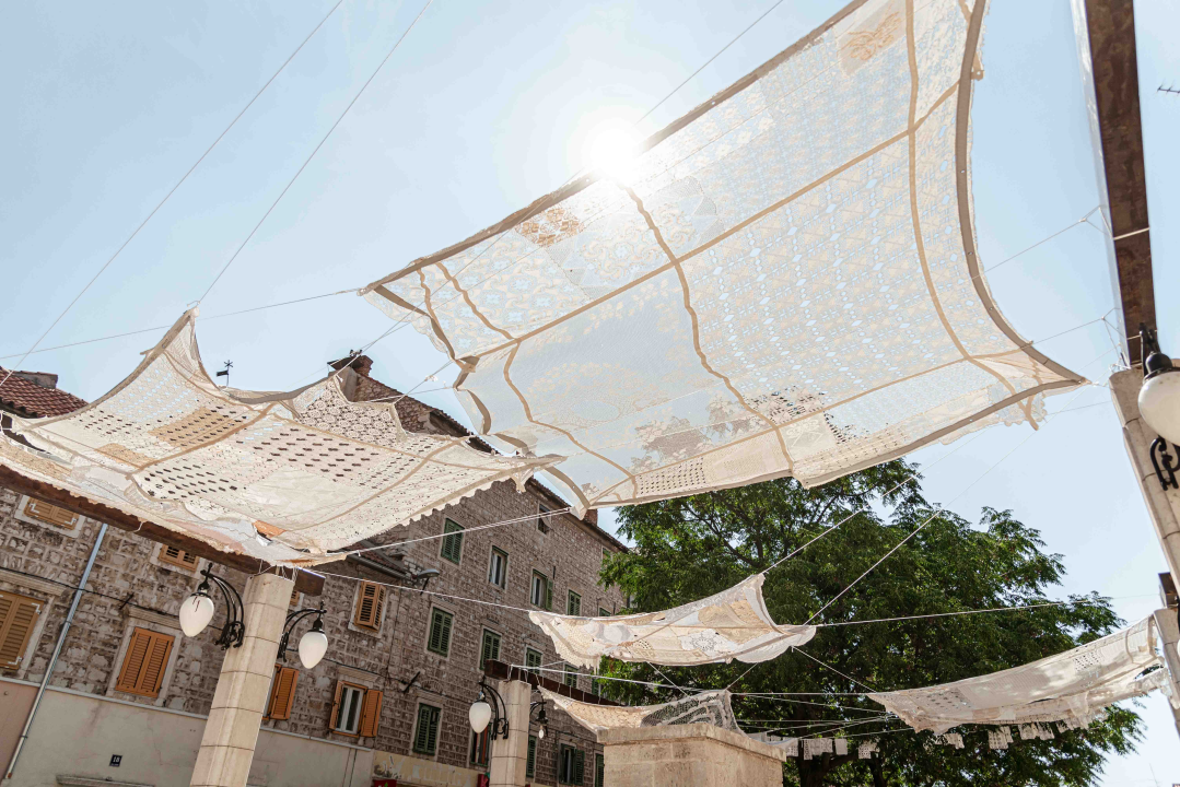 Od danas na Starom pazaru vam ženski ručni rad pruža hlad: 'Neka ovo postane mjesto druženja'