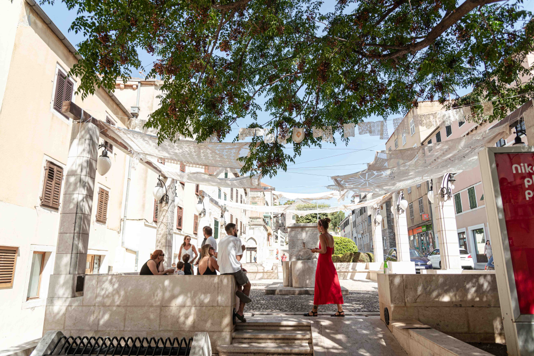 Od danas na Starom pazaru vam ženski ručni rad pruža hlad: 'Neka ovo postane mjesto druženja'