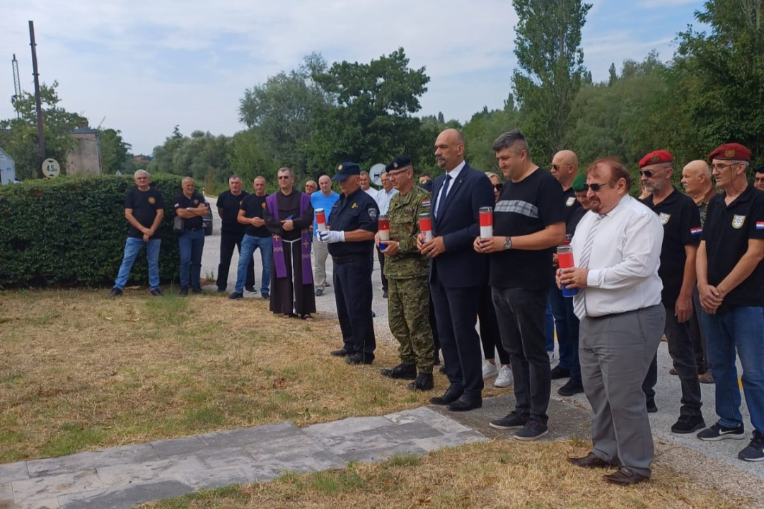 U povodu obilježavanja 5. kolovoza položeni vijenci i zapaljene svijeće u Kninu