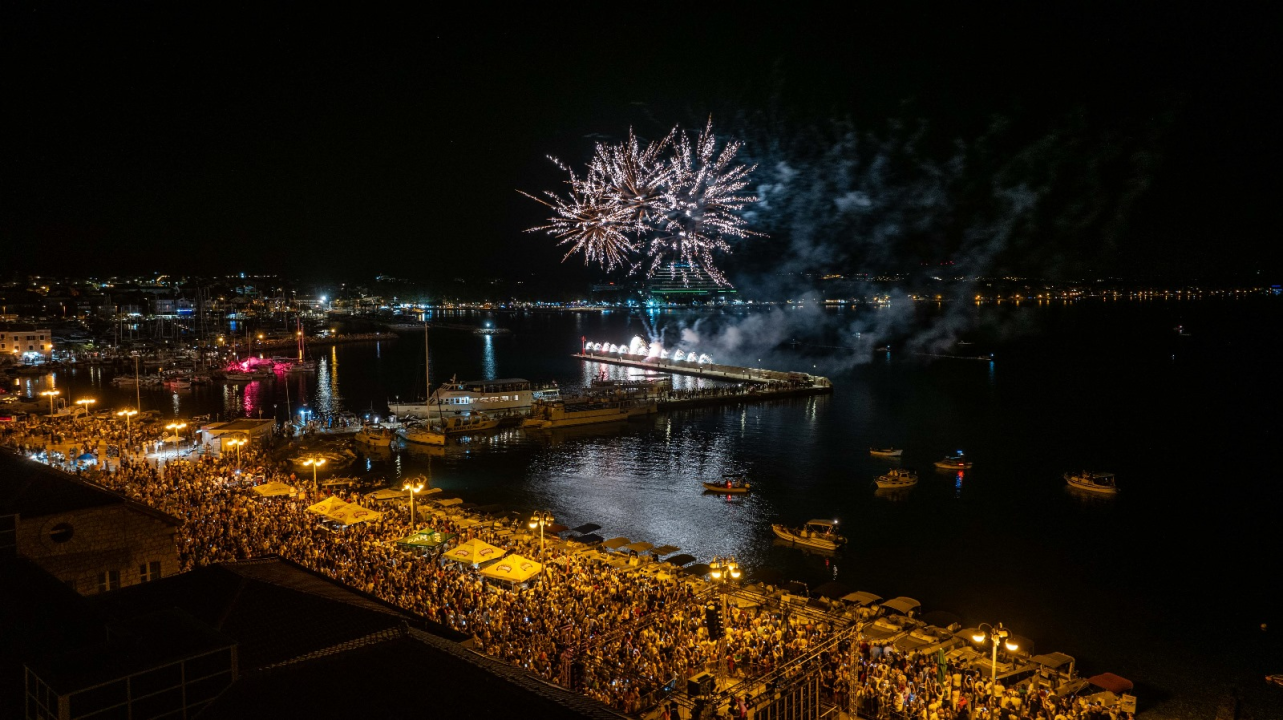Vodička fešta okupila rekordan broj ljudi: Iće i piće, Mile Perkov, Fenixi, Spectrum i legendarni Petar Grašo
