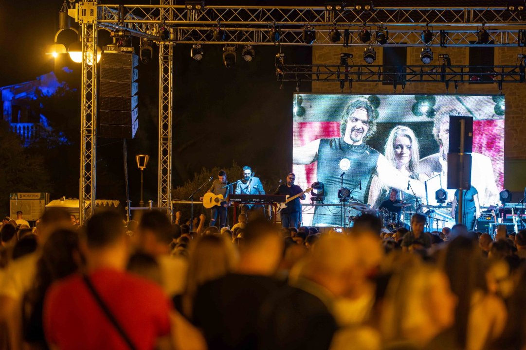 Vodička fešta okupila rekordan broj ljudi: Iće i piće, Mile Perkov, Fenixi, Spectrum i legendarni Petar Grašo
