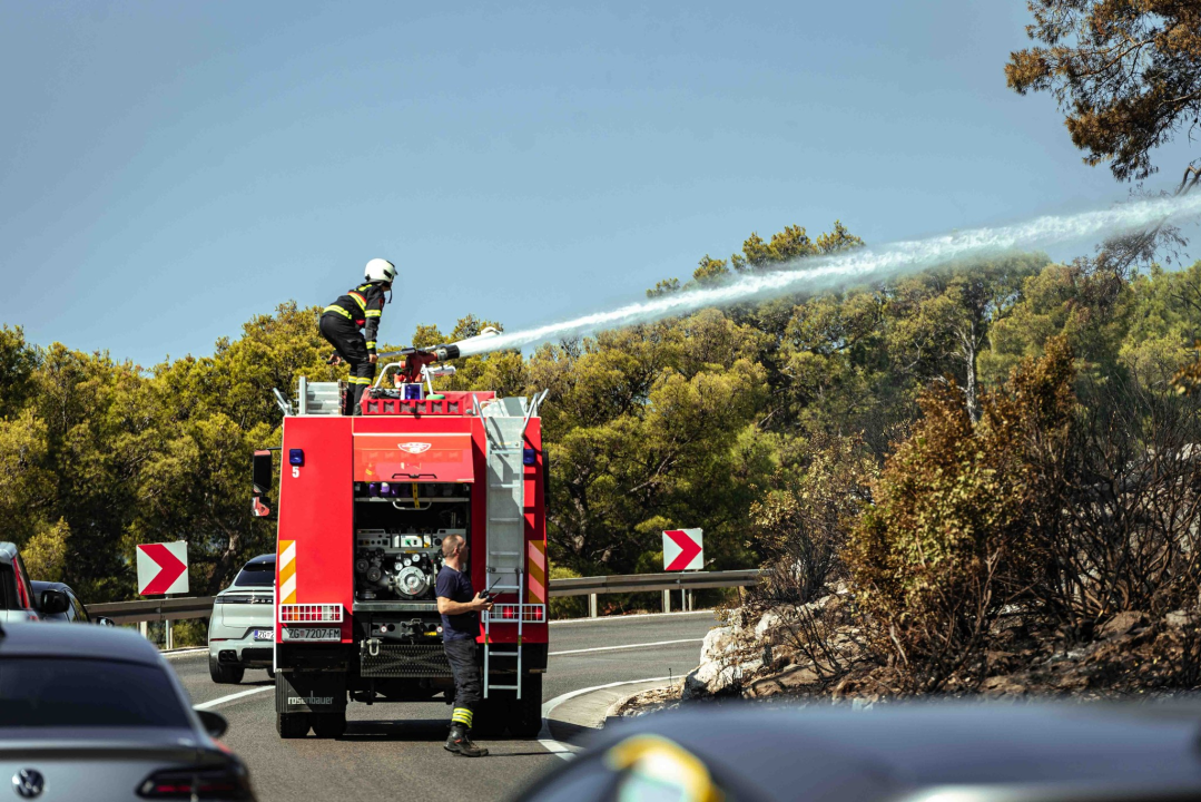 Vatrogasci natapaju požarište u Rokićima, promet se odvija usporeno 