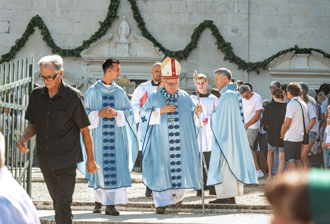 Velik broj vjernika okupio se u marijanskom svetištu u Vrpolju: Misu predvodio biskup Rogić