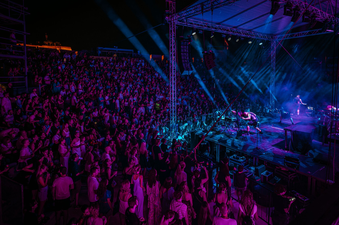 U Šibeniku se dogodio savršen spoj nespojivog koncertom za sve generacije: Vojko V, Baby Lasagna i Nipplepeople