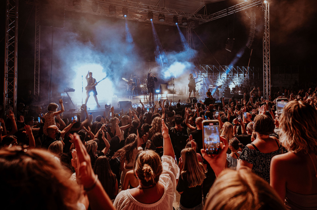 U Šibeniku se dogodio savršen spoj nespojivog koncertom za sve generacije: Vojko V, Baby Lasagna i Nipplepeople