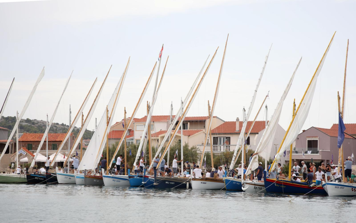 'Regata za dušu i tilo' održana u Betini, cilj je promocija tradicijske drvene brodogradnje