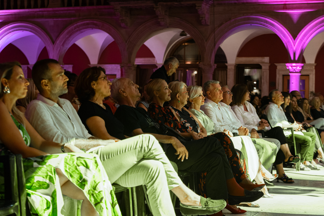 Ikona hrvatske glazbe Meri Cetinić zablistala na pozornici prve večeri Dalmatinske Šansone