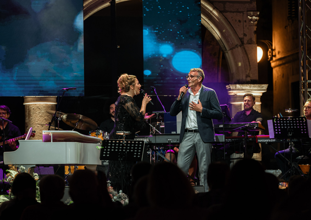 Ikona hrvatske glazbe Meri Cetinić zablistala na pozornici prve večeri Dalmatinske Šansone