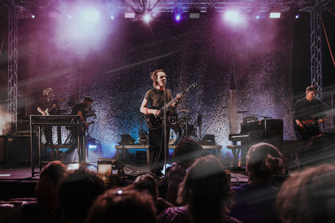 Editorsi održali fantastičan koncert u Šibeniku, nije ih omeo ni vjetar ni kiša