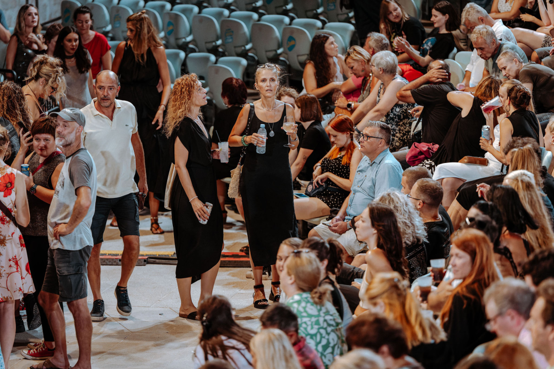 Editorsi održali fantastičan koncert u Šibeniku, nije ih omeo ni vjetar ni kiša