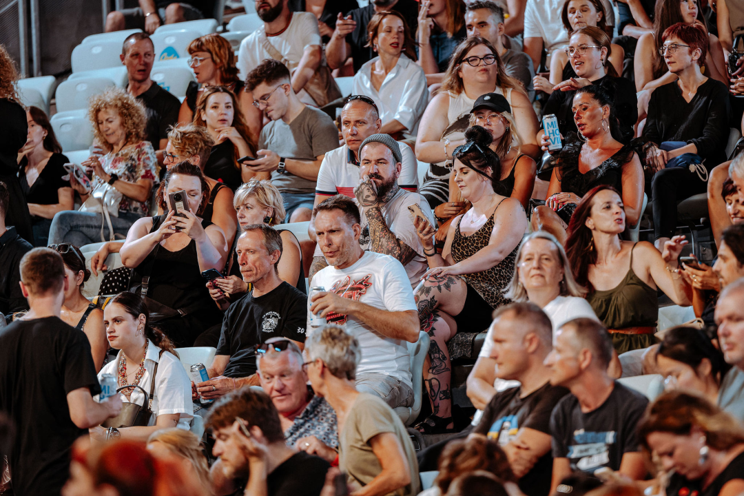 Editorsi održali fantastičan koncert u Šibeniku, nije ih omeo ni vjetar ni kiša