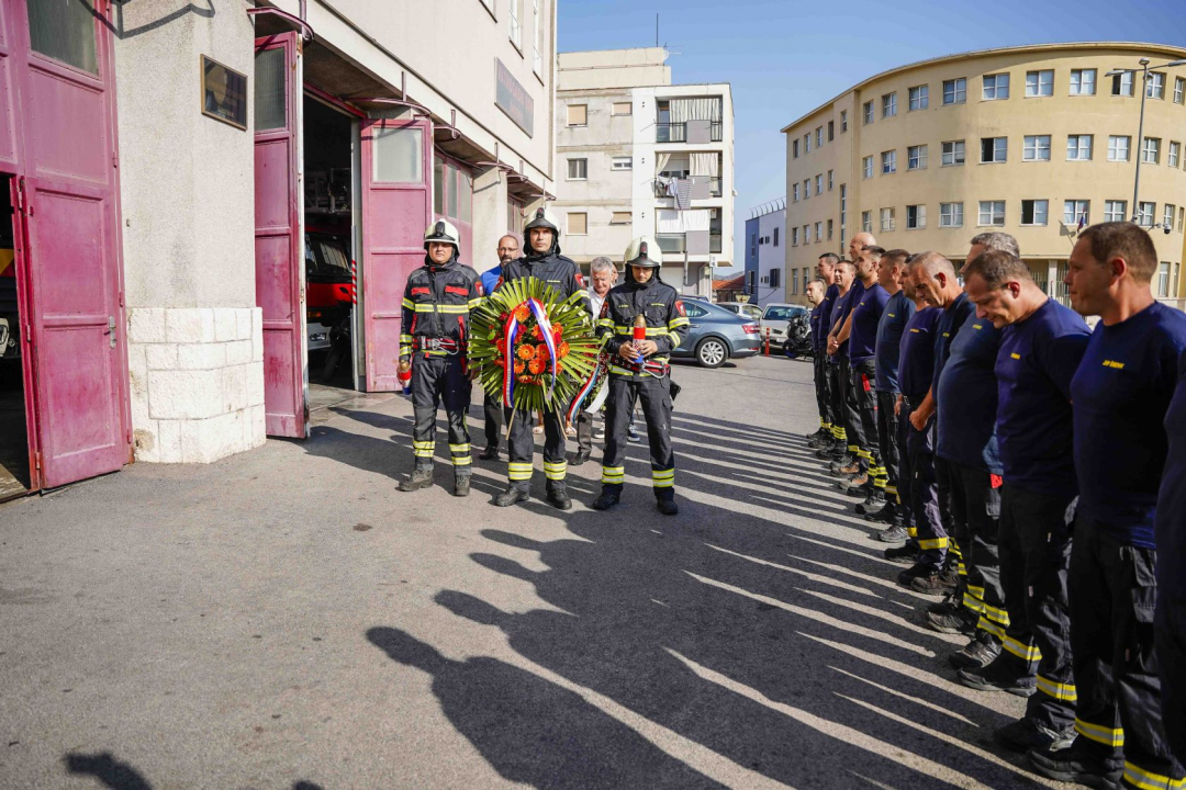 U Šibeniku položeni vijenci za poginule vatrogasce, a u 15.25 sati u svim postrojbama bit će upaljene sirene