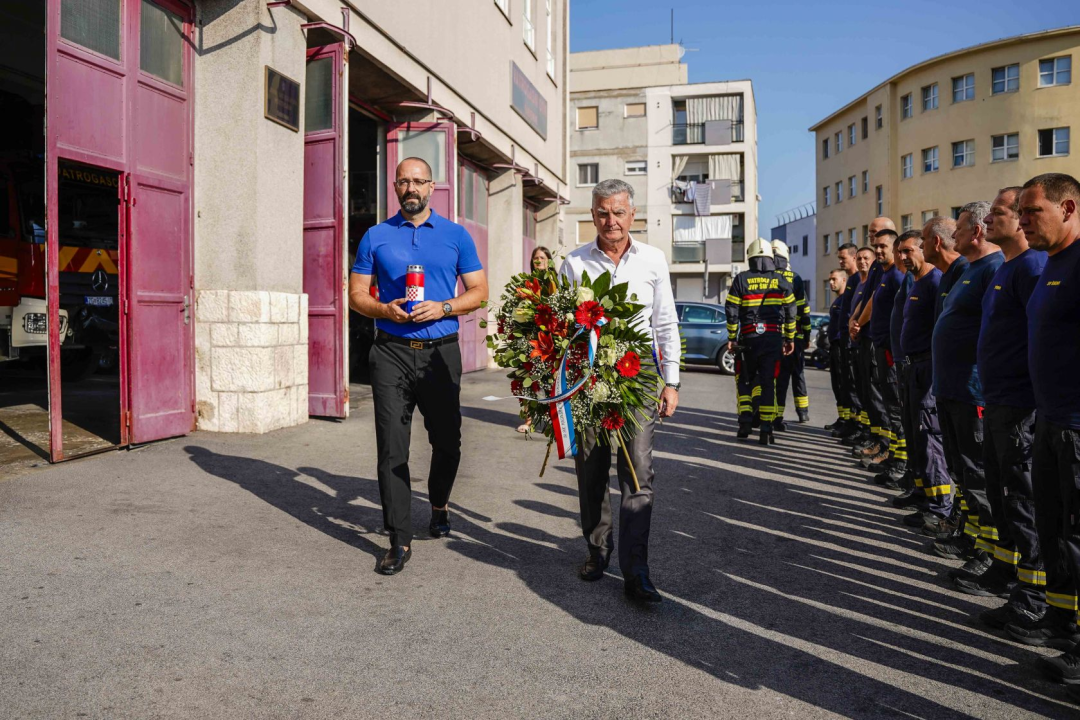 U Šibeniku položeni vijenci za poginule vatrogasce, a u 15.25 sati u svim postrojbama bit će upaljene sirene
