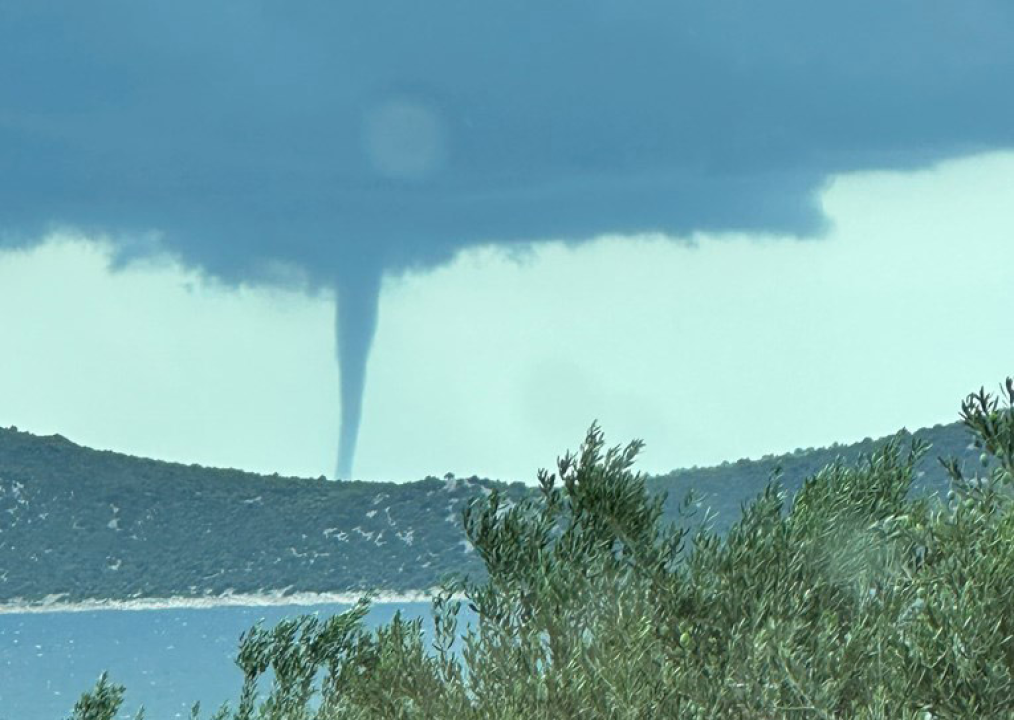Obilna kiša i nevrijeme: Kod Primoštena formirana velika pijavica