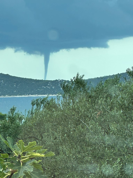 Obilna kiša i nevrijeme: Kod Primoštena formirana velika pijavica