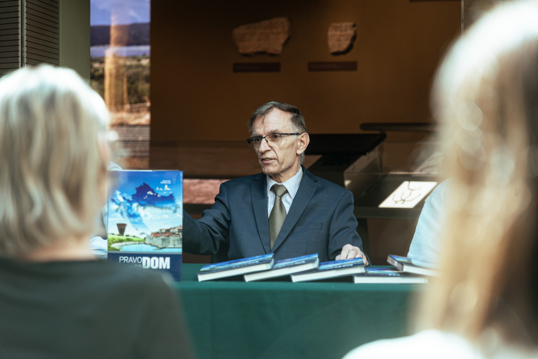Predstavljena monografija 'Pravo na dom' Branka Peke