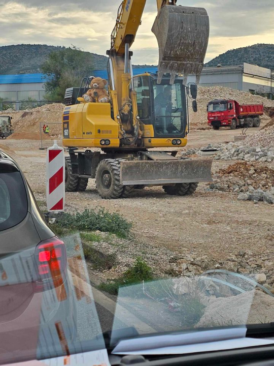 Šibenčane od stresnih jutarnjih gužvi štiti veseli plišanac