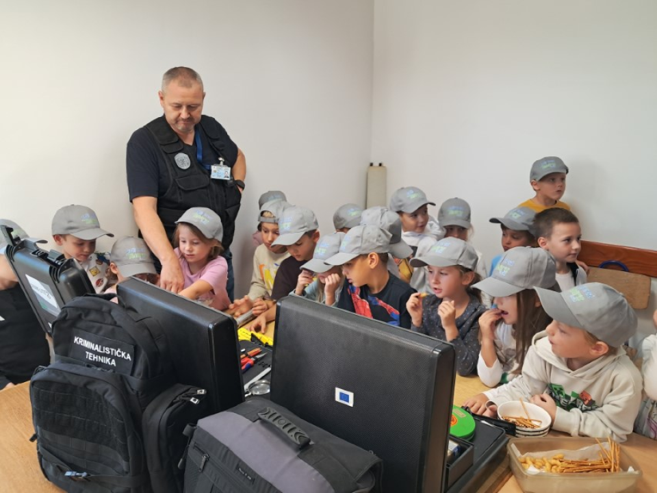 Edukativni susret policajaca i predškolaca DV Tamaris u Vodicama