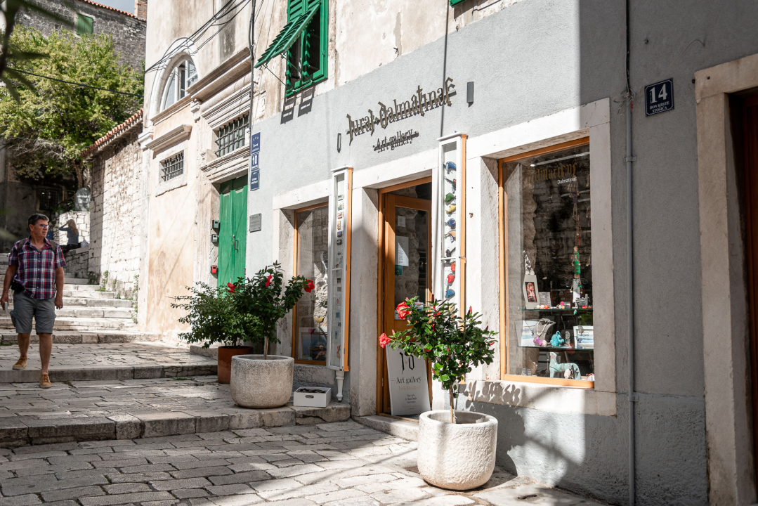 Jesenska kolekcija stigla je u izloge Galerije Juraj Dalmatinac