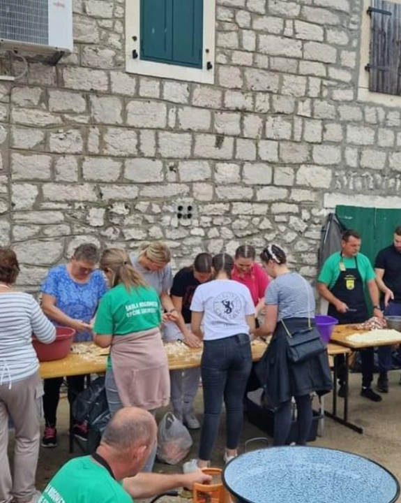 Slavonski duh u srcu Dalmacije: Druženje uz čvarke i čobanac u Tribunju