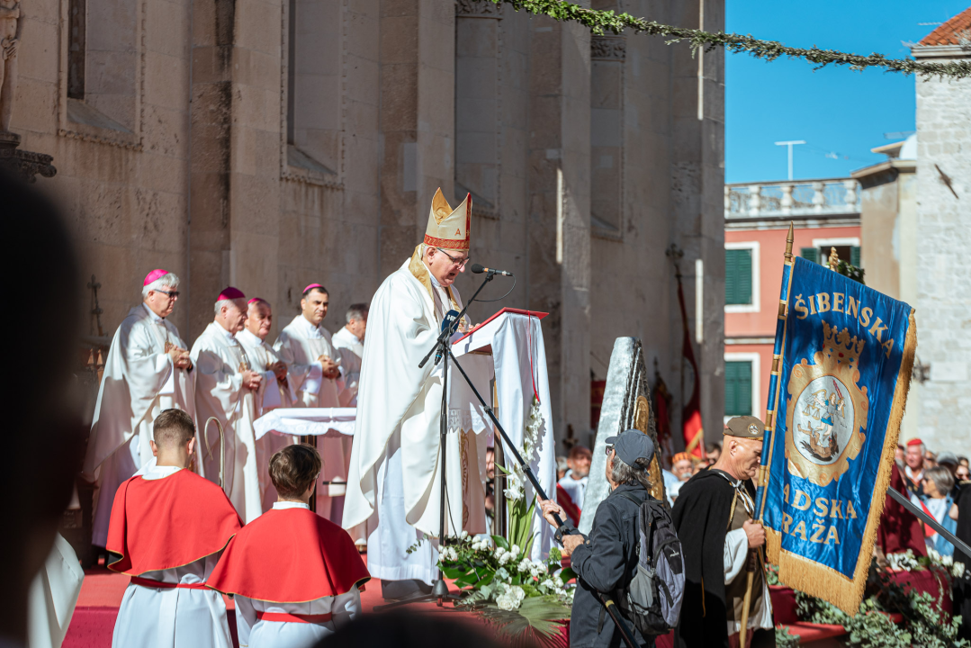 Povodom Dana Šibenika održana tradicionalna svečana procesija ulicama grada i sveta misa