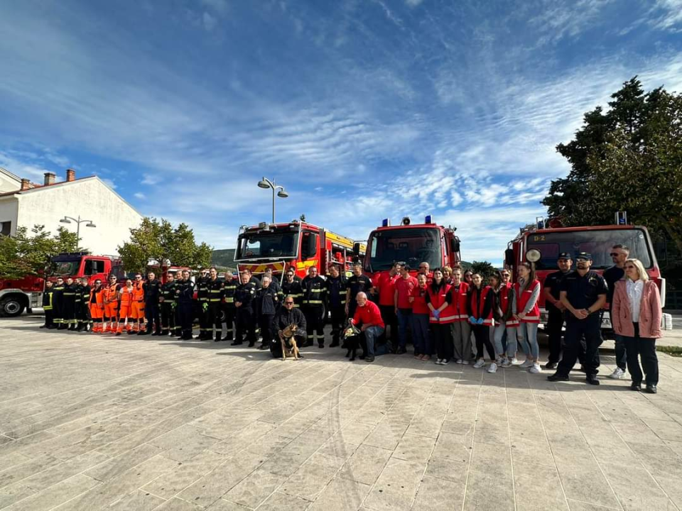 U punoj spremi održana smotra operativnih snaga civilne zaštite Grada Drniša