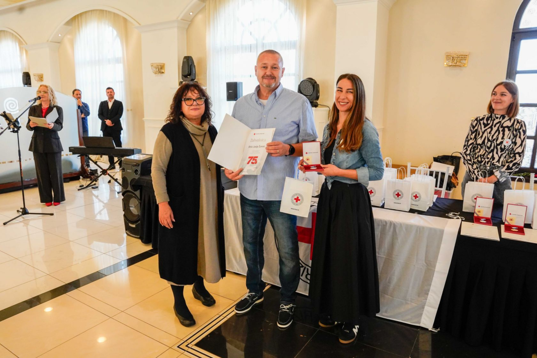 Šibenski Crveni križ dodjelio zahvalnice darivateljima krvi. Tomislav Zjačić svoju donirao čak sto puta 