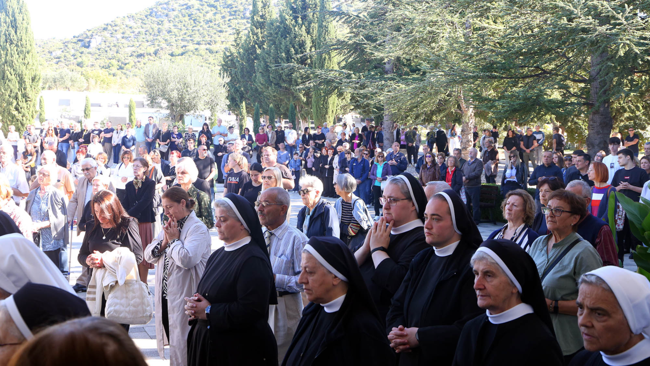 Biskup Rogić predvodio misu na gradskom groblju Kvanj