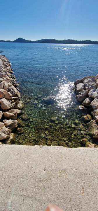 Vandalski ispadi na šetnici Vodice - Tribunj: Kante za smeće završile u moru