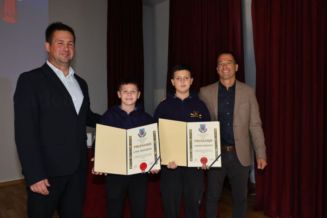 Održana svečana sjednica Općine Tisno, zaslužnim pojedincima uručene nagrade