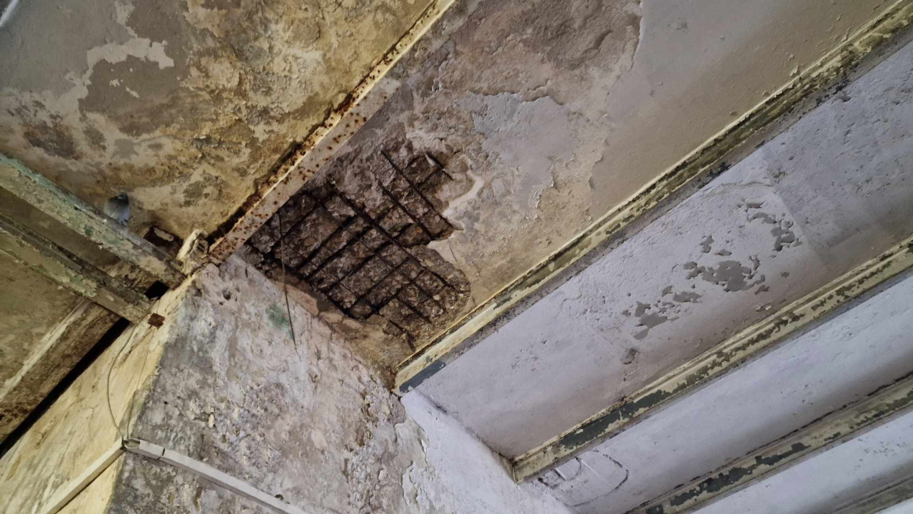 Zloglasna garaža u Šarinoj pekari još jednom opravdala nadimak: Rušio se strop po autima 