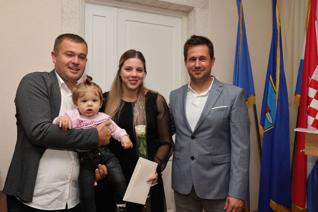 Općina Tisno dodijelila novčanu potporu za 27 vjenčanih parova i novorođenu djecu