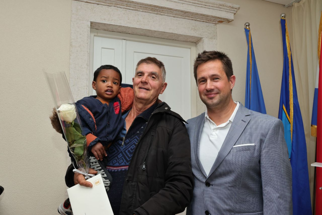 Općina Tisno dodijelila novčanu potporu za 27 vjenčanih parova i novorođenu djecu