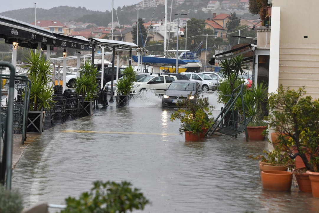 Više ni ne iznenađuje: Kiša ne prestaje padati, Dolac poplavio