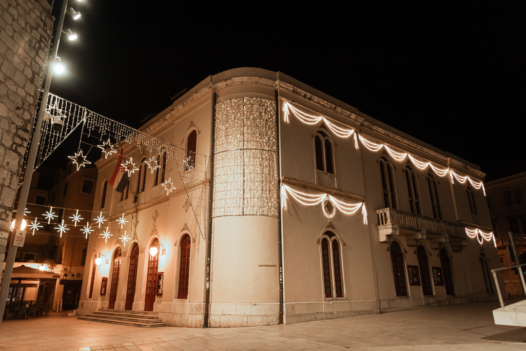 Šibenik je spreman za Adventuru: Pogledajte večernje kadrove koji bude božićni duh