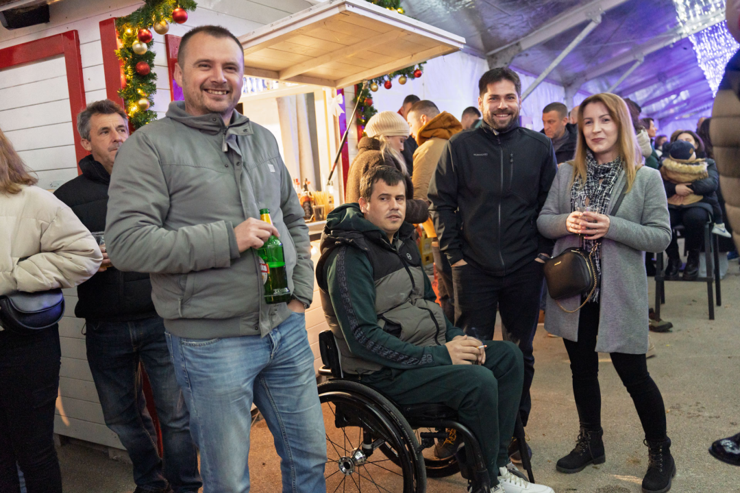 Baruni sinoć rasplesali Knin i otvorili vrata blagdanske čarolije