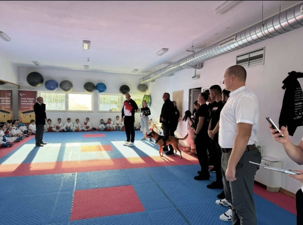 Policijski pas Tigar unio je veselje među mlade karataše u Murteru