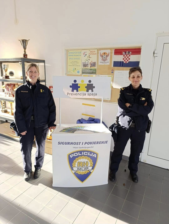 Policijski pas Tigar unio je veselje među mlade karataše u Murteru