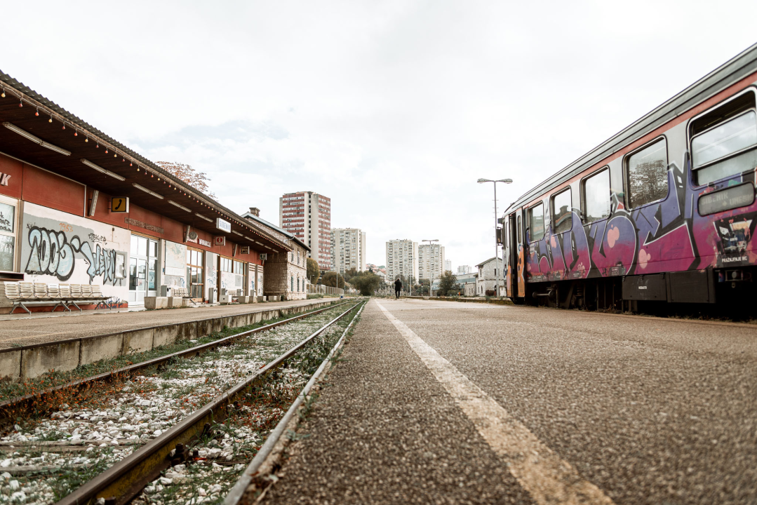Crtica sa šibenskog željezničkog kolodvora: Nije nešto prometan, ali je zato jako fotogeničan 