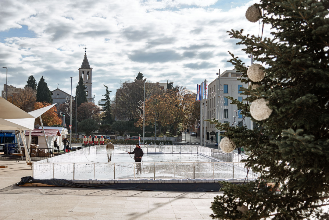 Korak po korak do blagdanskog sjaja: Kiti se prva prava šibenska jelka na Poljani