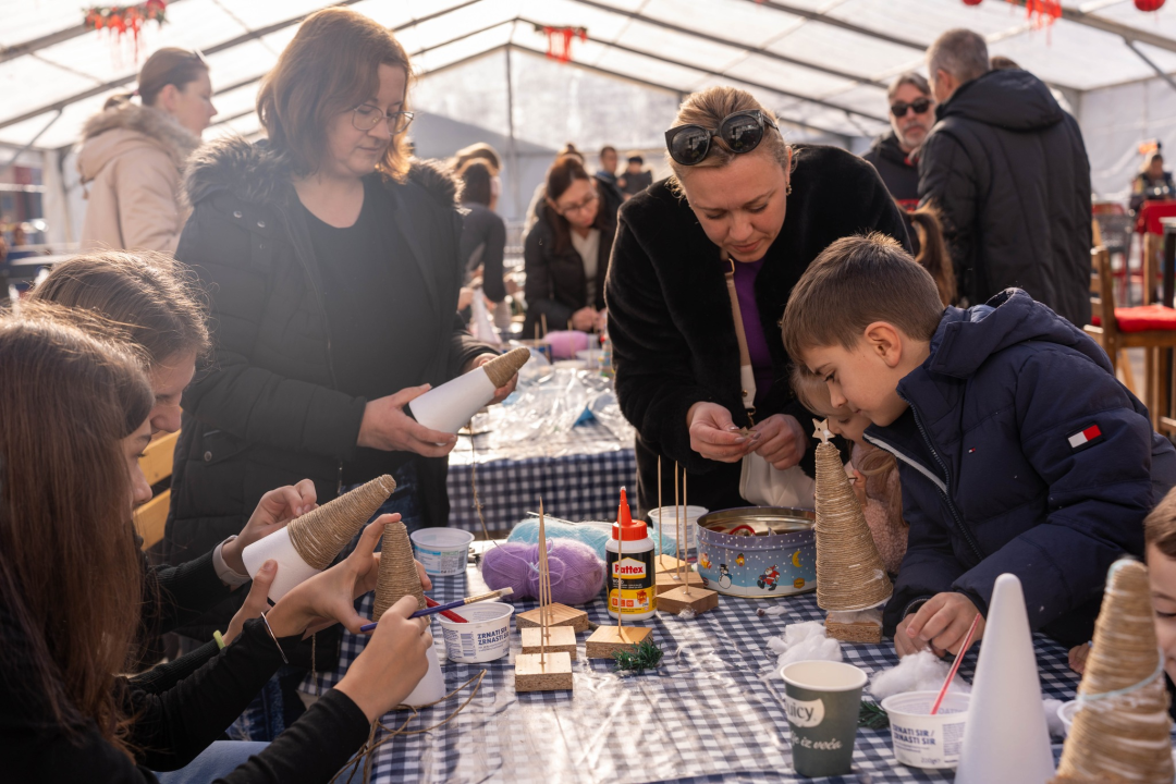 Toplina i zajedništvo: Kninski mališani na radionici izradili božićne borove