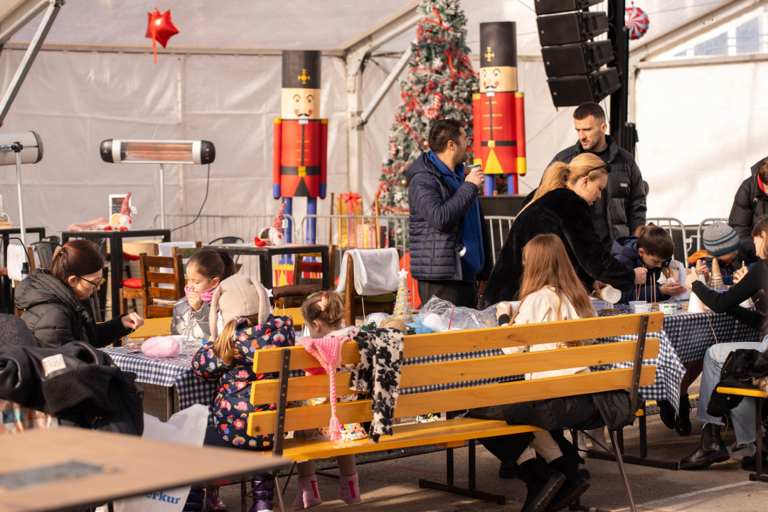 Toplina i zajedništvo: Kninski mališani na radionici izradili božićne borove