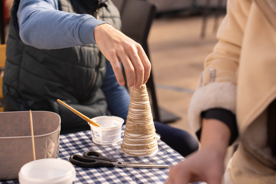 Toplina i zajedništvo: Kninski mališani na radionici izradili božićne borove