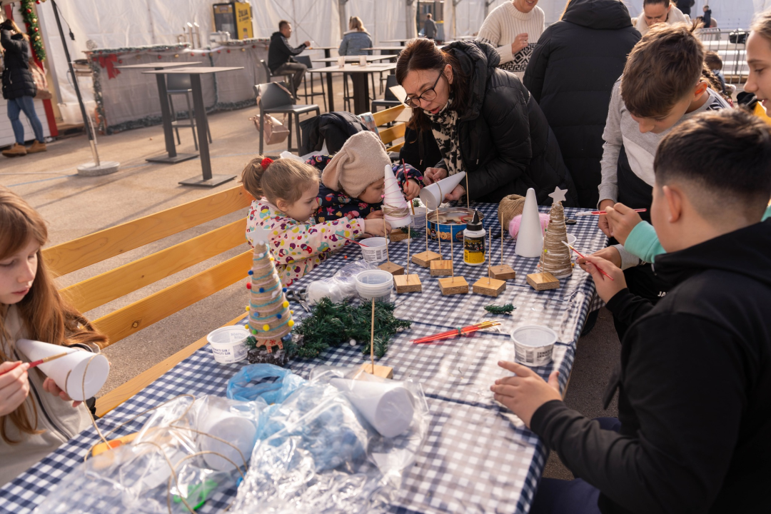 Toplina i zajedništvo: Kninski mališani na radionici izradili božićne borove