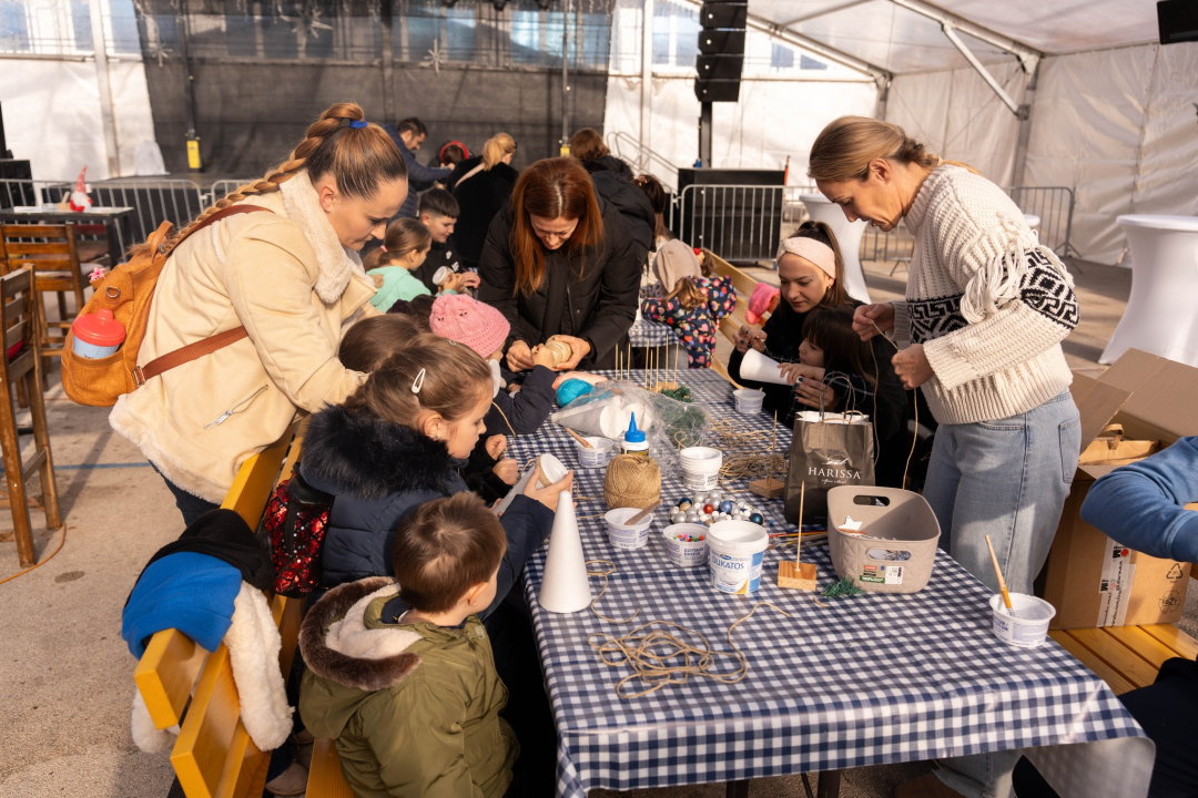 Toplina i zajedništvo: Kninski mališani na radionici izradili božićne borove