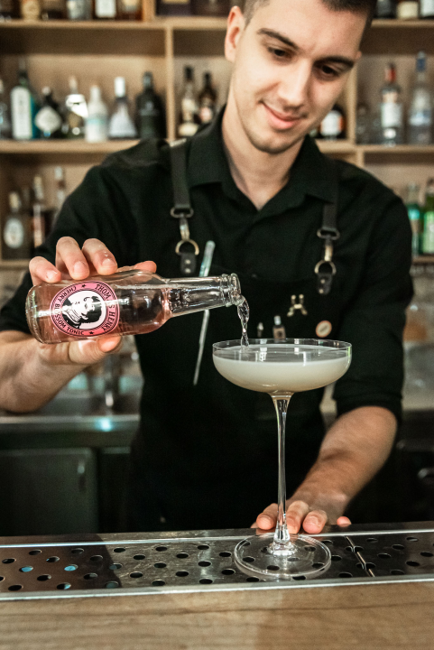 Zima u Vintage Baru: Uživajte u toplim koktelima i kreativnom programu 