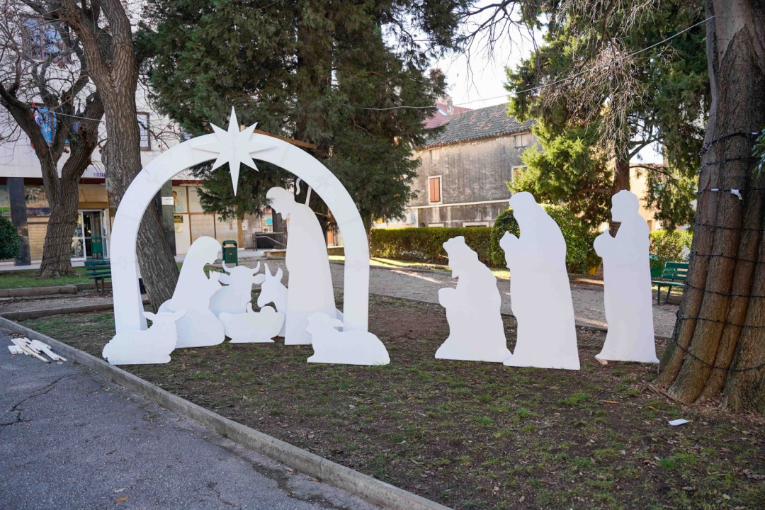 Ispred crkve Gospe van grada postavljene božićne jaslice umjetnika Borka Čelara