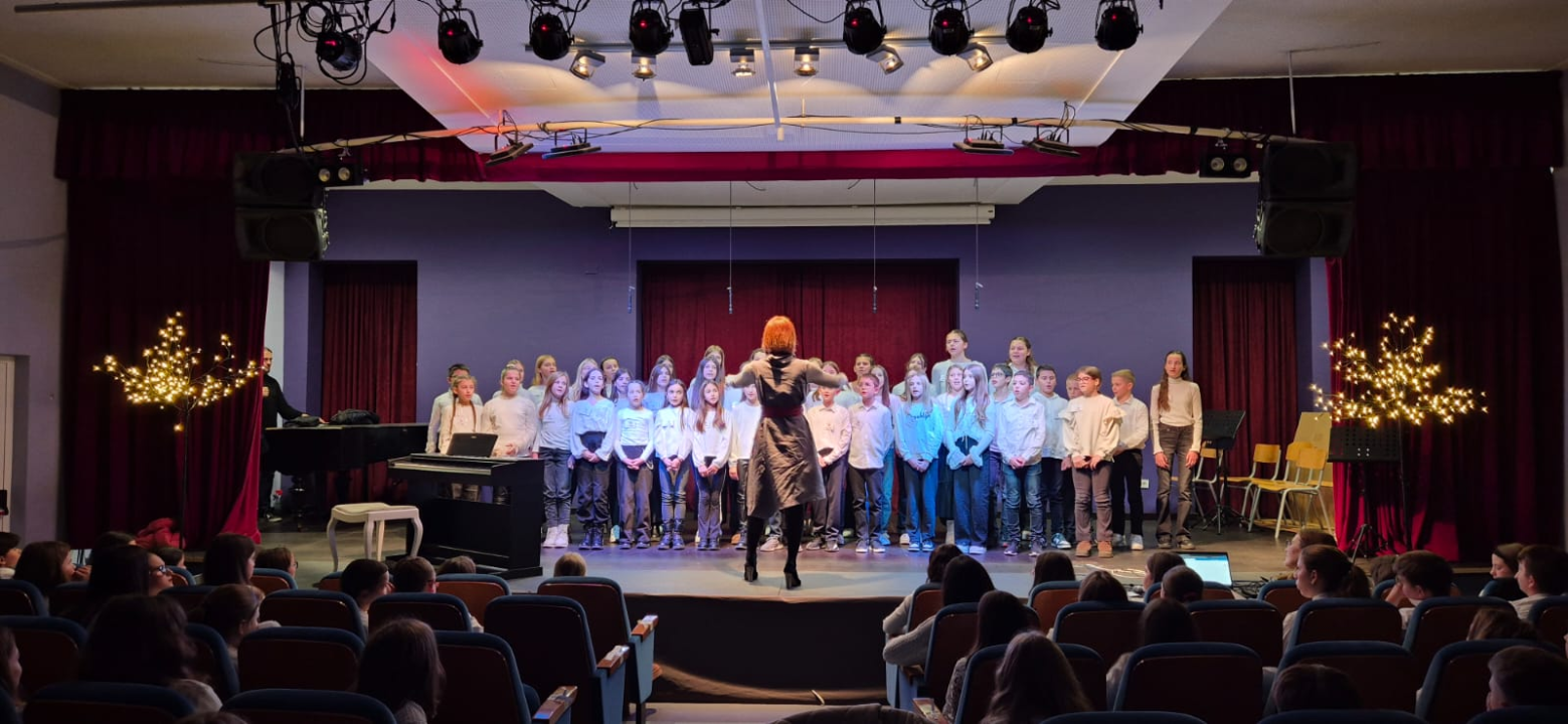 Susret zborova osnovnih škola: 350 malih pjevača iz cijele županije slavilo adventsko vrijeme